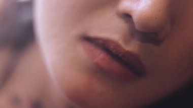 Samimi yüz animasyonu dudakları ve dil hareketlerini yakalar, anlamlı insana duygusal bir bakış sağlar.