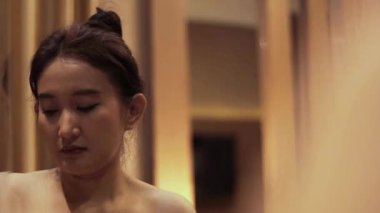 Zarif bir ambiyans içinde Asyalı bir modelin estetik makyaj uygulaması eğitimi.