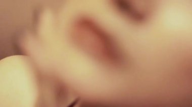 Makro, kadınların dudaklarını, dilini, parmaklarını ve tırnaklarını kapat. Hassas ten renkleri, az makyajlı ve ince.