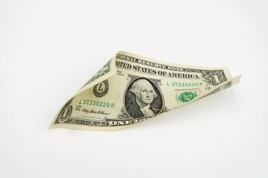 Beyaz arka planda, yatay pozisyonda bükülmüş bir Amerikan doları..