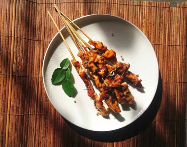 Endonezya fıstık soslu tavuk satay.