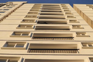 Eşsiz bir pencere ve balkona sahip bir apartmanın yüksek manzarası