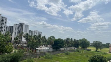 Konut binaları ve boş yeşil alanlar