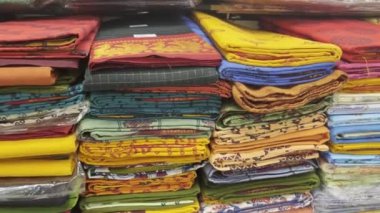 Bir mağazanın rafına dizilmiş renkli giysiler