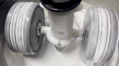 Sıvı un yapmak için pirinç ve gram üreten bir makinenin yakın çekim görüntüsü
