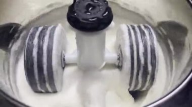 Vurucu ya da öğütücü pirinç öğütmek için hızlı çalışır.
