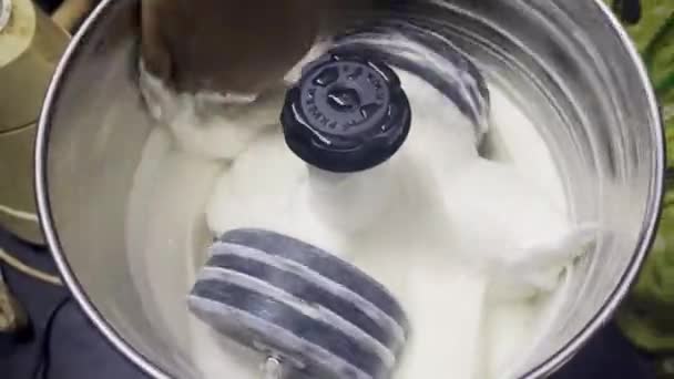 小麦粉をかき混ぜた人がバッテリーマシンでうまく粉砕する — ストック動画