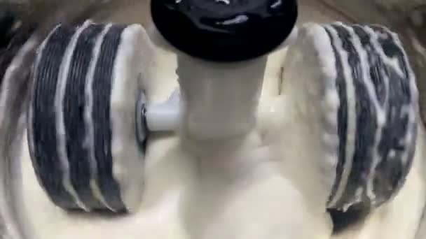米とグラムを一緒に粉砕して夕食に小麦粉を作る機械のSlo Moビデオ — ストック動画