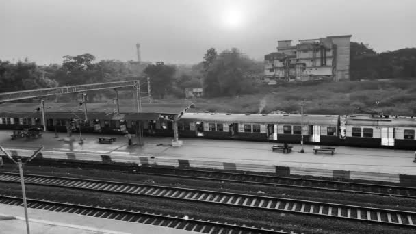 Černobílé Video Jak Vlak Pomalu Vyjíždí Stanice — Stock video