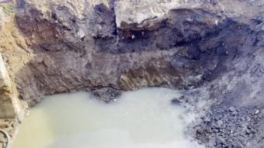 Toprağın altındaki kirli su erozyona yol açıyor.