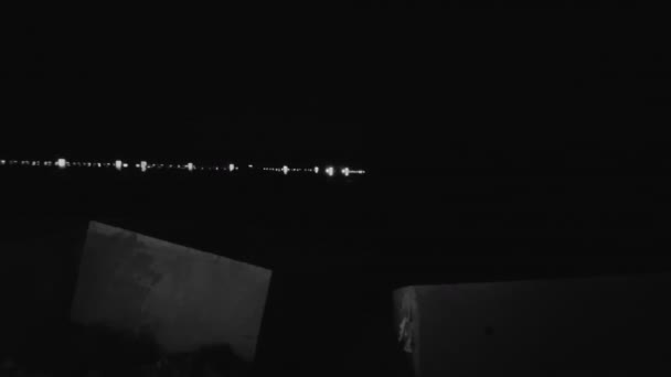 Вид Поезд Пересекает Железнодорожные Ворота Полночь — стоковое видео