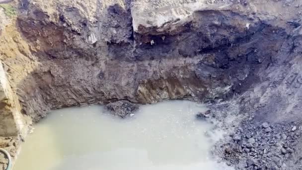 Água Suja Sob Solo Que Leva Erosão — Vídeo de Stock