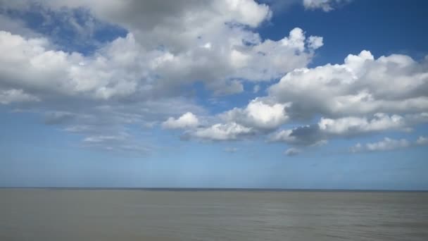 Ondas Oceânicas Movimentos Nuvens Durante Dia — Vídeo de Stock