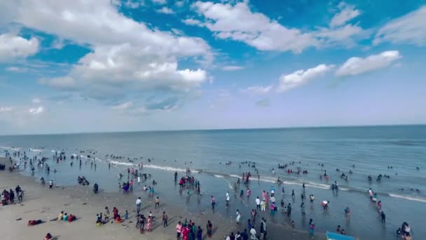 Gente Divirtiéndose Playa Jugando Con Arena Agua Salada Del Océano — Vídeo de stock