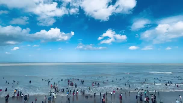 Time Lapse Vídeo Playa Gente Jugando Una Nube Movimiento — Vídeo de stock