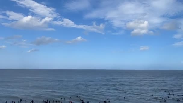 해변에서 물에서 아니라 구름의 비디오 — 비디오