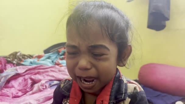 Παιδί Έκλαιγε Μετά Την Κατσάδα Των Γονιών Του — Αρχείο Βίντεο