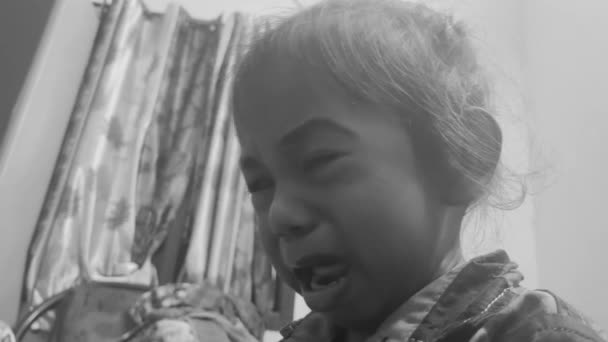 一个孩子在哭 没有声音录像 — 图库视频影像