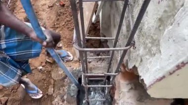 Betonu çelik beton sütuna sığdırmak için kullanılan dev bir direk.
