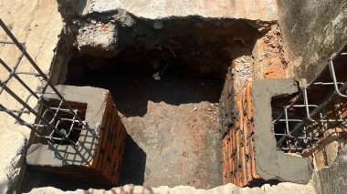 Çelik çubuk her iki tarafa beton sütun inşa etmek için yerleştirildi