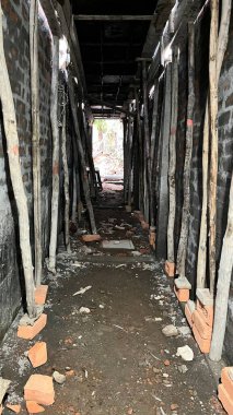 Tahta direkler üst çelik ve ahşap döşemeleri destekliyor.