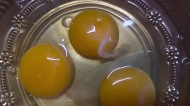 Çiğ albümle doldurulmuş tavuk yumurtası sarısı.