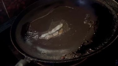 Omlet yapmak için tavaya çiğ yumurta döküldü.