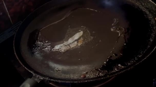 Ovos Crus Líquidos Vazaram Uma Panela Para Fazer Omeleta — Vídeo de Stock
