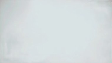 Karanlık gecede tekrarlanan gökyüzü çekimlerinin yavaş çekim görüntüleri.