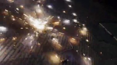 Diwali ateş krakeri çakkar dairesel bir hareketle hızla yuvarlanıyordu.