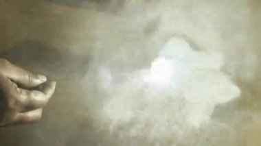 Alevli bir parıltı, yanarken tehlikeli bir duman salıyor.