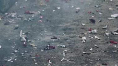 Kirli bölge, kraker patladıktan sonra kimyasal duman bırakıyor.