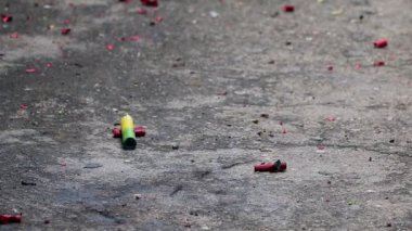 Küçük bir kraker bombası patlatıyor.