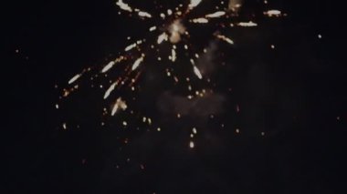 Sürekli ışıldayan bir gece çekiminin görüntüleri.