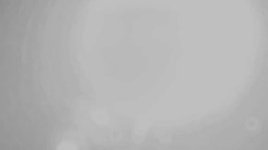 Gümüş dizayn edilmiş dairesel şekil tekrar tekrar fışkırıyor