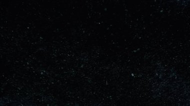 Koyu arkaplandaki kırık cam parçacıklarının makro görünümü