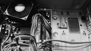 Bir işlemci dahili makinesinin siyah ve beyaz görünümü