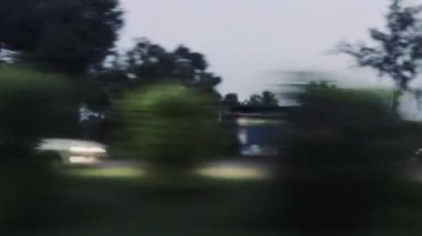 Daha hızlı giderken yan camdan bak