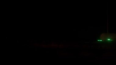 Köprüde gece yolculuk yapan araçların görüntüsü