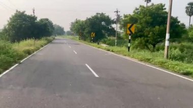 Bir gün içinde seyahat ederken kırsal bir otoyolun önü açık