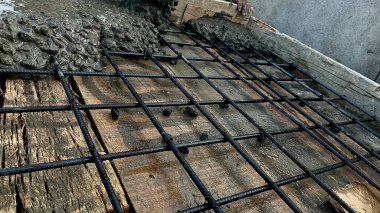 Beton levhayı birbirine bağlı çeliklerin üzerine yapmak için nemli beton uygulanmış.