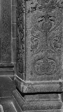 Hint işçiliğini gösteren taş oymalı geleneksel sütunlara yakından bakın..