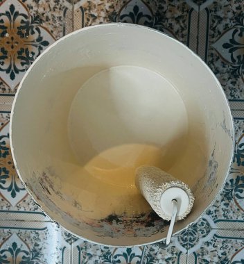 Beyaz Boya Kovası Roller Boyamaya Hazır