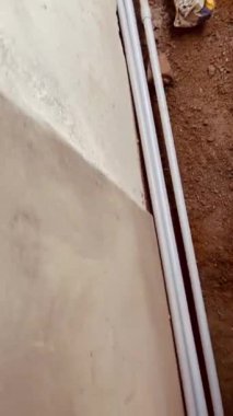 İnşaat Banyosu 'nda su boruları açıkta.