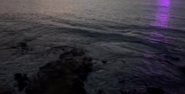 Denizin üzerinde güzel bir gün batımı