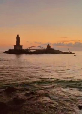 bir deniz feneri Günbatımı ile güzel deniz manzarası