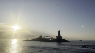 Akşamları deniz kıyısındaki deniz fenerinde.