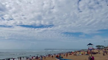 Bir sürü insanla güzel bir kumsal fotoğrafı.