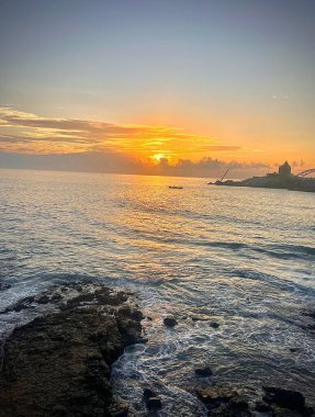Parıltılı Işıklar Yoğun Ulaşım İstasyonu İçinden Yansıtılıyor
