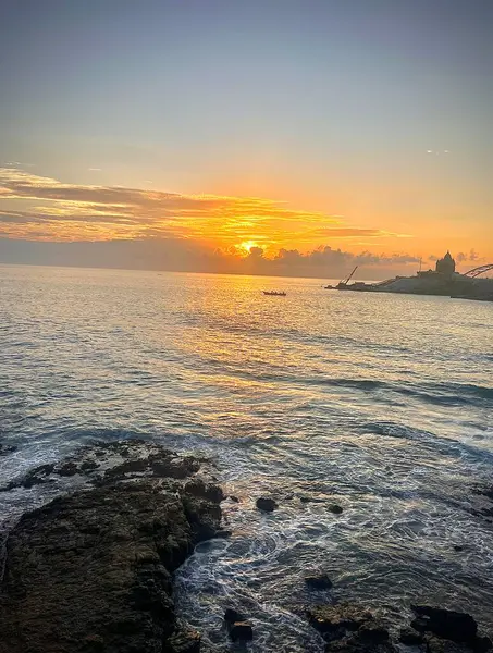 Parıltılı Işıklar Yoğun Ulaşım İstasyonu İçinden Yansıtılıyor